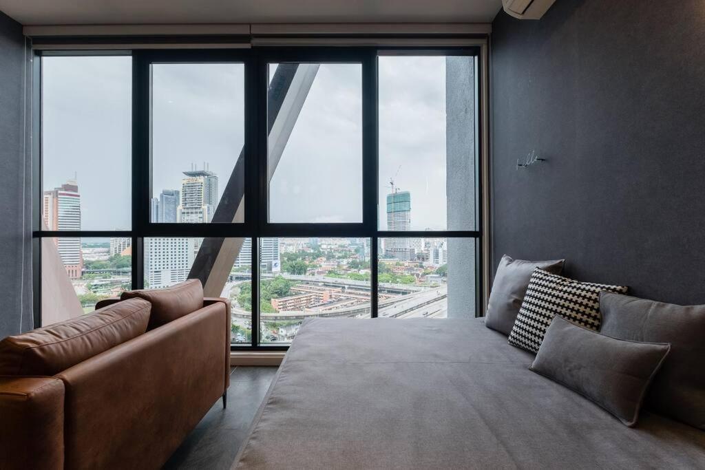 Scarletz Klcc 4pax By Feel Luxury 100mbps Wifi Apartment